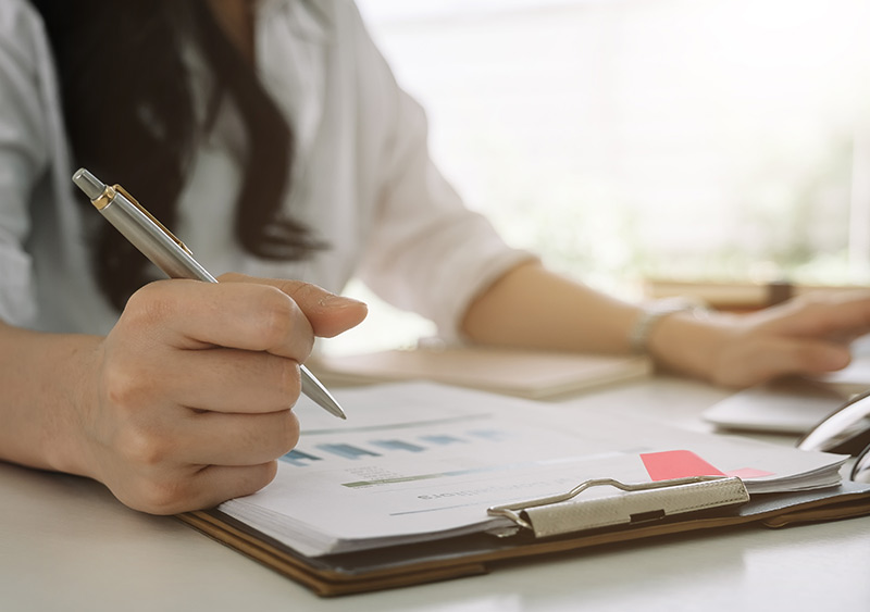 Personne qui évalue votre situation pour trouver la meilleure solution