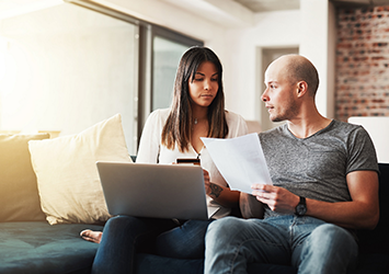Couple qui discute sur la préautorisation hypothécaire