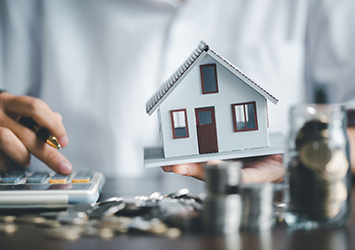 Personne qui fait des calculs de refinancement hypothécaire